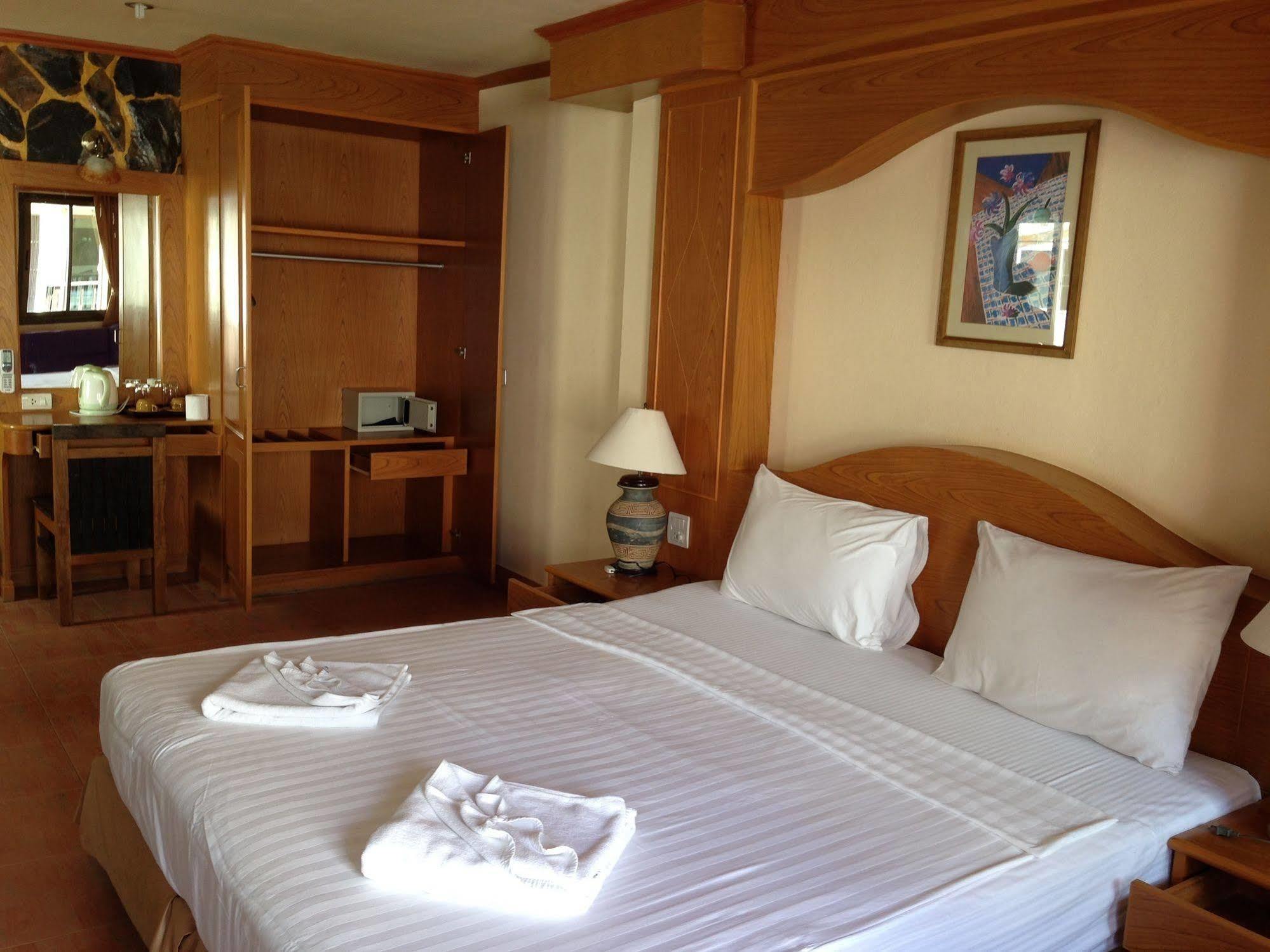 เดอะเฮาส์ป่าตอง Hotel Patong ภายนอก รูปภาพ
